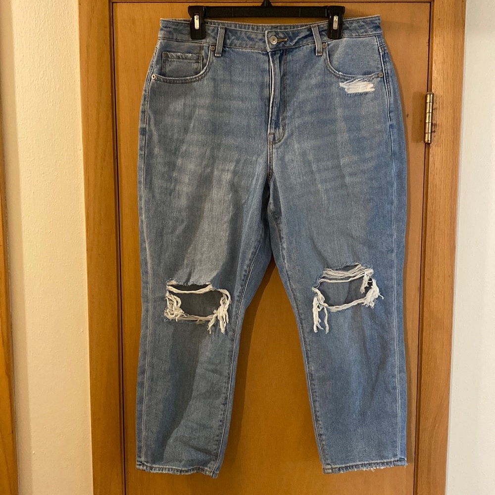American Eagle Outfitters Distressed Mom Jean Light Wash 2022 Size 14 X-Short